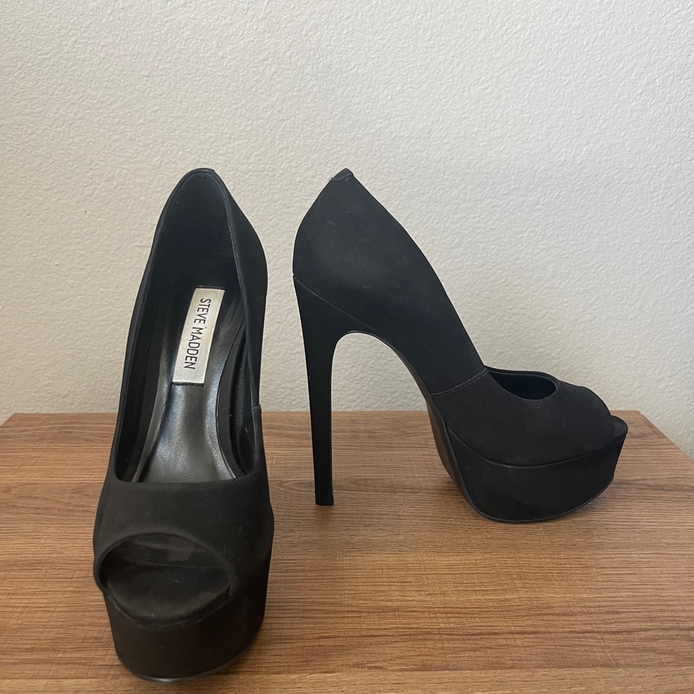 Steve Madden Black Platform Peep Toe Pump, Size 6